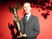 Carl Stück freut sich über den Taurus World Stund Award Carl Stück freut sich über den Taurus World Stund Award