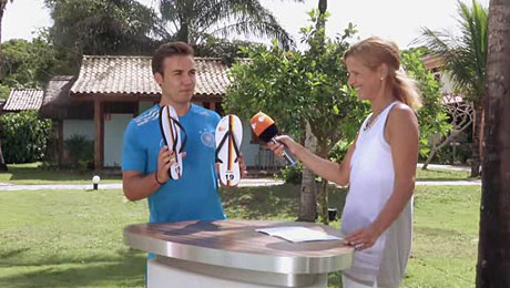 Katrin Müller-Hohenstein mit Mario Götze und Schlappen