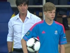 Joachim Löw foppt Balljungen