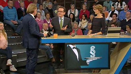 Im Studio diskutiert Ingo Lenßen mit Anwälten und serviert Paragrafen auf Tabletts