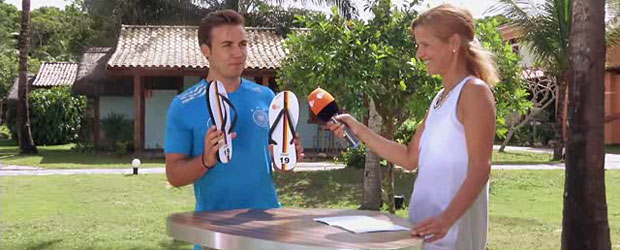 Katrin Müller-Hohenstein mit Mario Götze und Schlappen