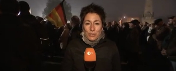 Dunja Hayali auf der AfD-Demo