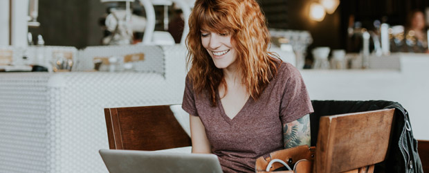 Eine Freelancerin arbeitet in einem Café