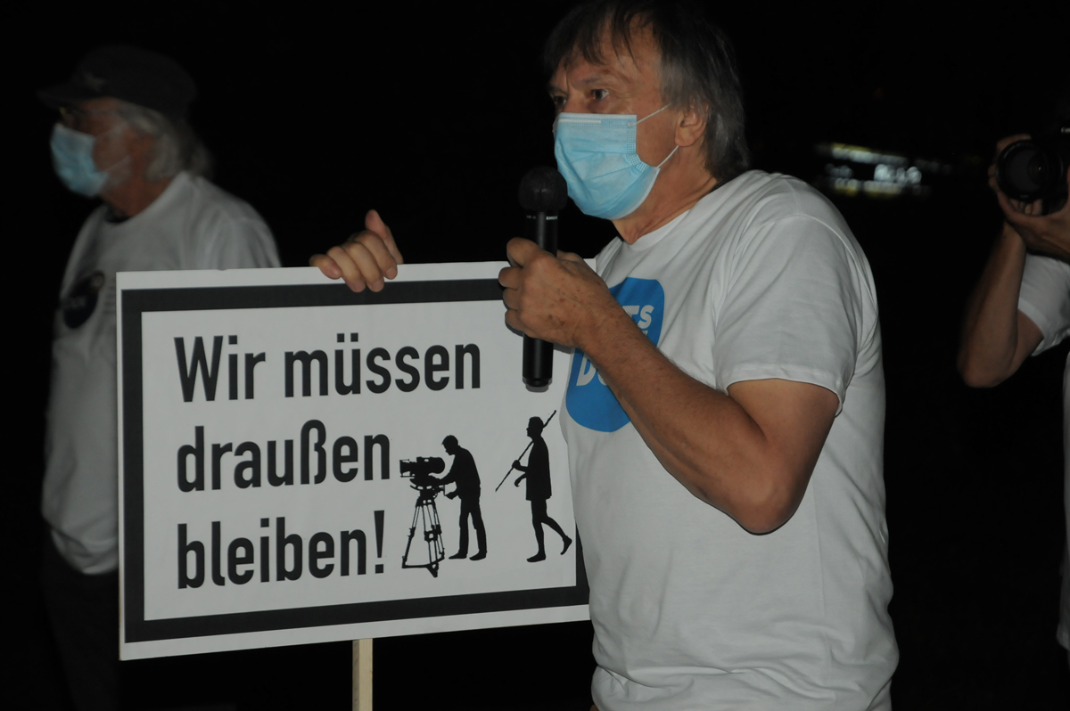 Dokufilmer protestieren vor dem HR