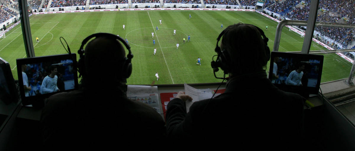 Fußballkommentator im Stadion