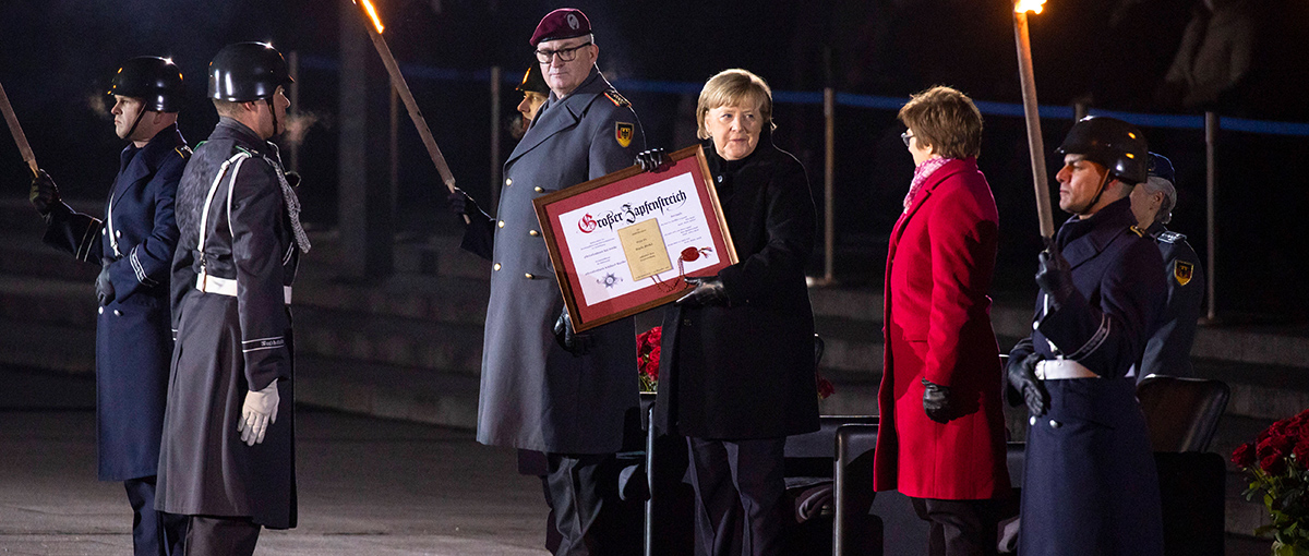 Großer Zapfenstreich für Angela Merkel