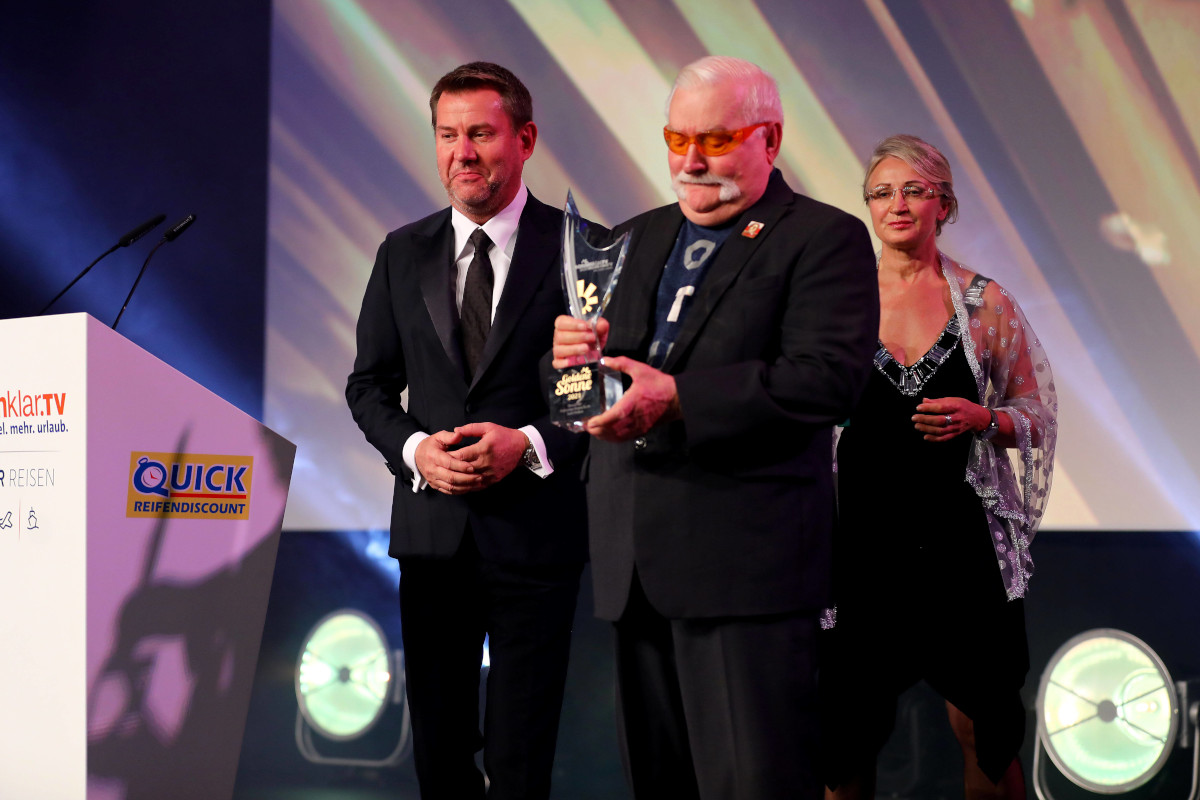 Lech Walesa erhält die Goldene Sonne